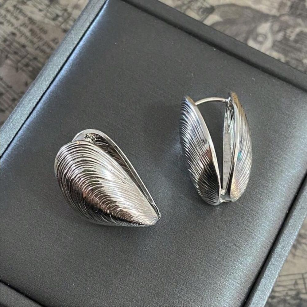 Shell Stud copper Earrings - Picture 3 of 15